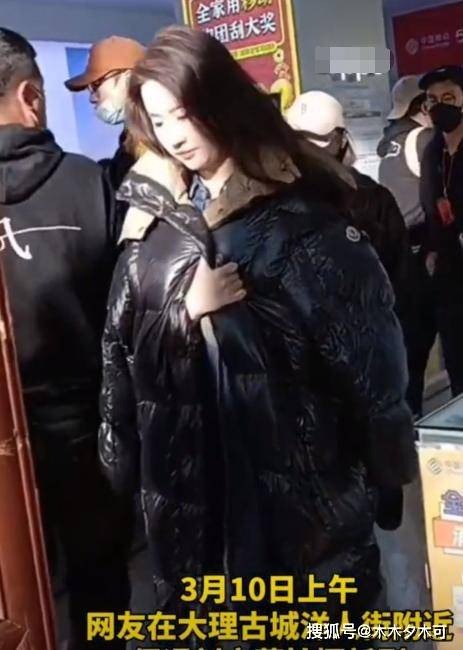 Nghe tin Lưu Diệc Phi tái xuất, fan cuồng trèo lên mái nhà chiêm ngưỡng 'thần tiên tỷ tỷ' - Ảnh 1