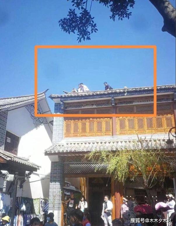 Có người còn trèo lên tận máy nhà để ngắm nhan sắc Lưu Diệc Phi.