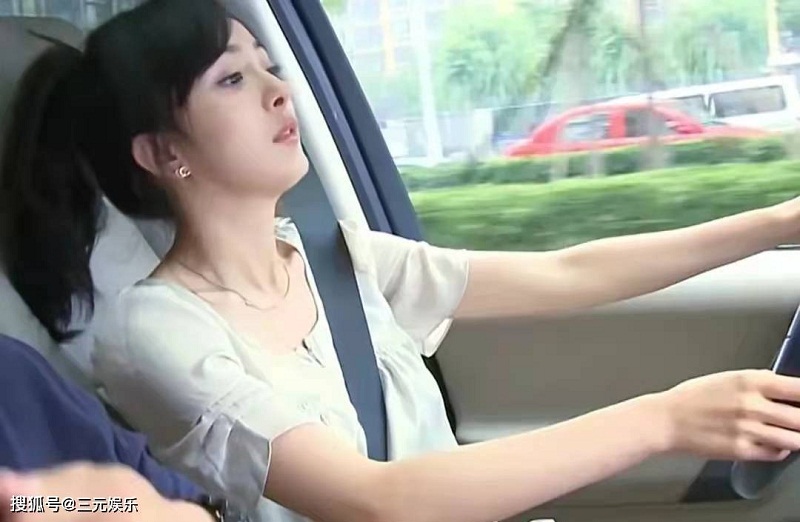 Tư thế cầm lái của Dương Mịch bị nhiều người nhận xét là 'lái mới'. Tư thế cầm lái của Dương Mịch bị nhiều người nhận xét là 'lái mới'.