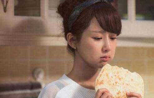 Dương Tử vốn là tín đồ ăn vặt. Cô luôn ăn bất chấp ở bất cứ đâu. Dương Tử vốn là tín đồ ăn vặt. Cô luôn ăn bất chấp ở bất cứ đâu.