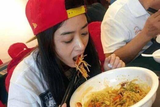 Chính vì biết Triệu Lệ Dĩnh có chung đam mê ăn uống giống mình nên Dương Tử mới từ chối hợp tác. Chính vì biết Triệu Lệ Dĩnh có chung đam mê ăn uống giống mình nên Dương Tử mới từ chối hợp tác.
