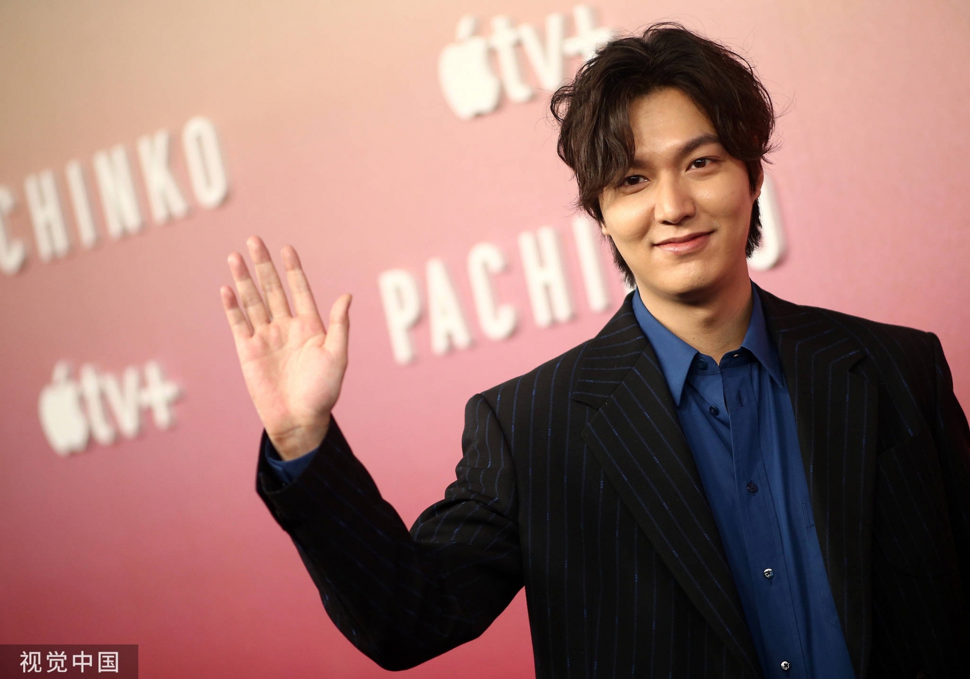 Ngày 17/3, Lee Min Ho tham dự một buổi ra mắt phim Pachinko. Trong ảnh, nam tài tử cười miễn cưỡng và biểu cảm đơ cứng.