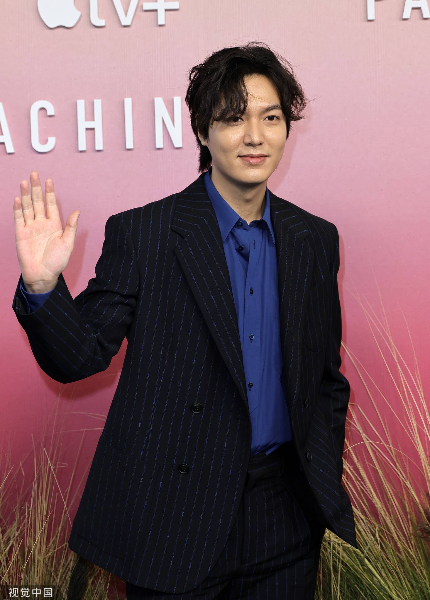 Không chỉ gương mặt cứng đời, outfit tối màu cũng cộng thêm cho Lee Min Ho vài tuổi.