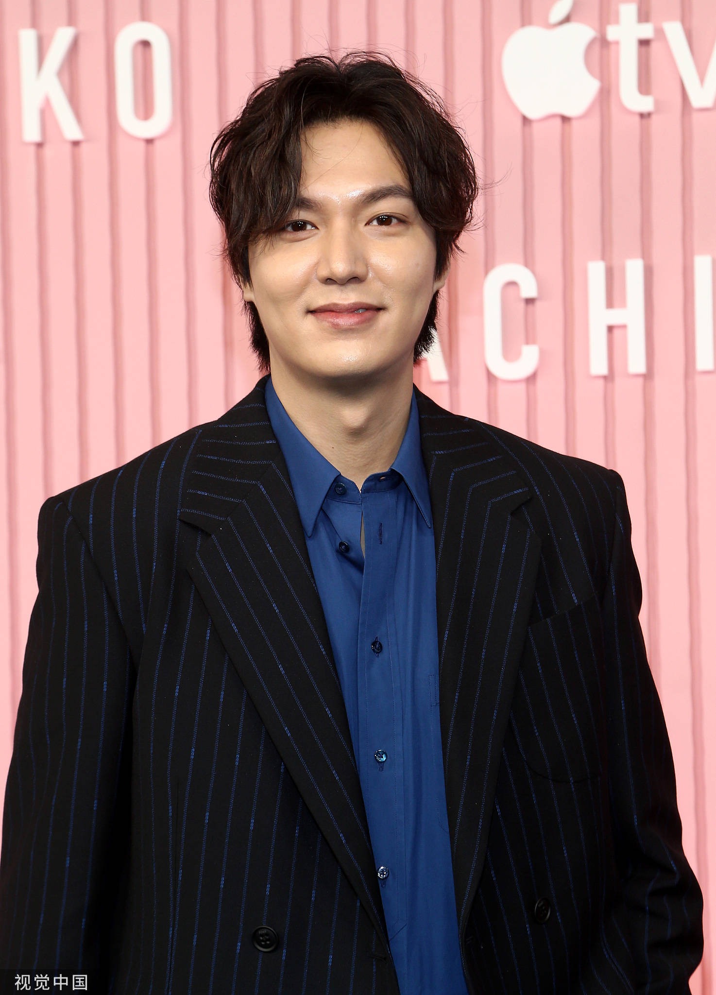 Các đường nét trên gương mặt Lee Min Ho rất thiếu tự nhiên, miệng cười hờ kém sắc.