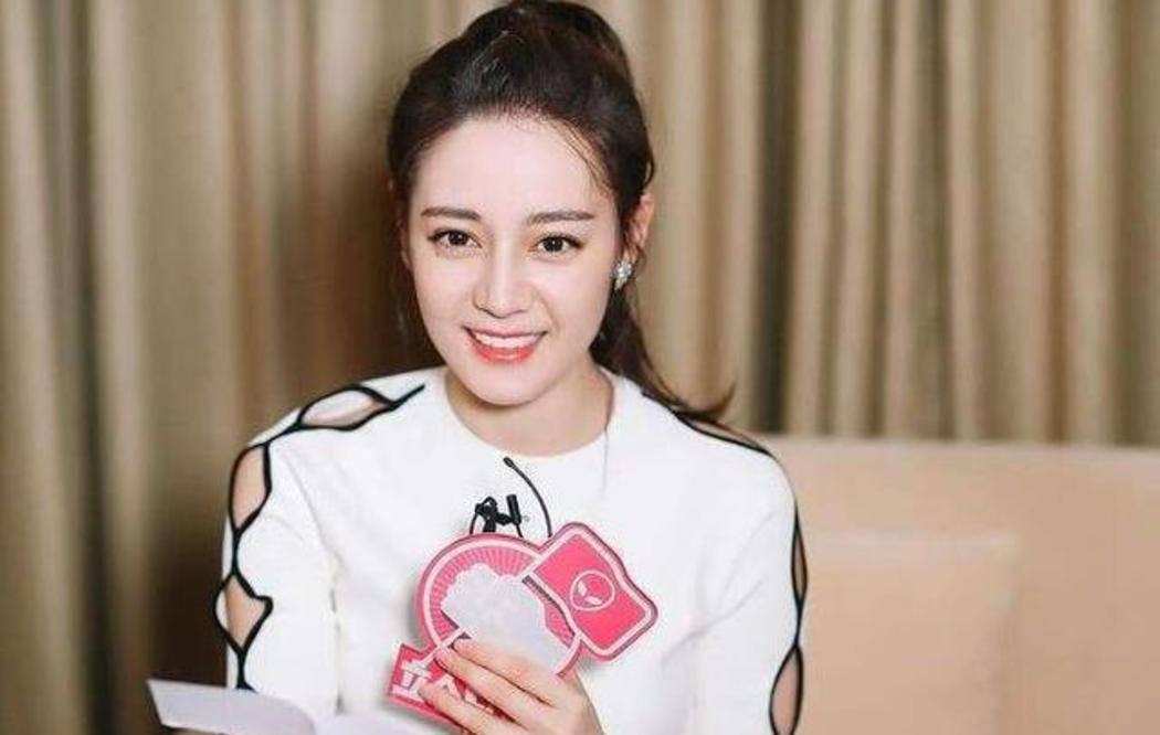 Địch Lệ Nhiệt Ba đùa đã từ chối không cho vợ Nhậm Gia Luân chữ ký. Địch Lệ Nhiệt Ba đùa đã từ chối không cho vợ Nhậm Gia Luân chữ ký.