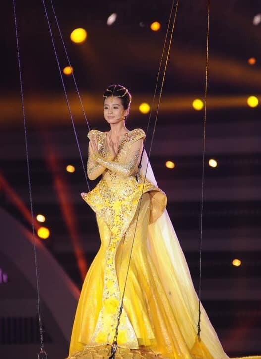 Năm 2012, Lưu Thi Thi hóa thân nữ thần Kim Ưng và có màn trình diễn được đông đảo khán giả yêu thích nhất. Bộ đồ năm ấy của Thi Thi không được đánh giá cao nhưng nhan sắc và thần thái tuyệt diễm của cô nàng đã hóa giải tất cả. Thêm vào đó, màn cưỡi chim ưng bay lượn thực sự đã khiến người xem phải kinh động.