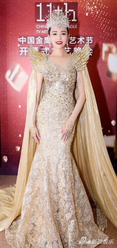 Năm 2016, tạo hình nữ thần Kim Ưng của Đường Yên được khen ngợi rất nhiều. Tuy nhiên, phần trang phục và make up của cô nàng lại bị chê không ngớt. Theo đó, bộ trang phục không tôn dáng người mặc còn trang điểm cộng cho Đường Yên vài tuổi.