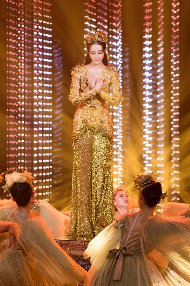 Còn đây là tạo hình gây nhiều tranh cãi của nữ thần Kim Ưng 2018 Địch Lệ Nhiệt Ba. Bộ trang phục của Nhiệt Ba người khen, kẻ chê không phân thắng bại. Tuy nhiên, gương mặt xinh đẹp và vóc dáng nóng bỏng của mỹ nhân Tân Cương đã cân được bộ đồ. Đa phần CDM đều dành những lời có cánh cho Nhiệt Ba trong tạo hình sang trọng, xinh đẹp này. Năm ấy, phim Lý Huệ Trân Xinh Đẹp của Địch Lệ Nhiệt Ba giành giải cũng rất miễn cưỡng. Giờ đây, mỗi lần nhắc lại lễ trao giải Kim Ưng 2018, Địch Lệ Nhiệt Ba vẫn bị CDM mỉa mai 'thủy hậu'.