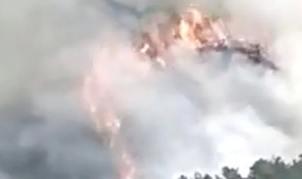 Hiện trường máy bay chở khách rơi tại Trung Quốc: Lửa cháy ngùn ngụt, khói bốc lên như hỏa ngục 2