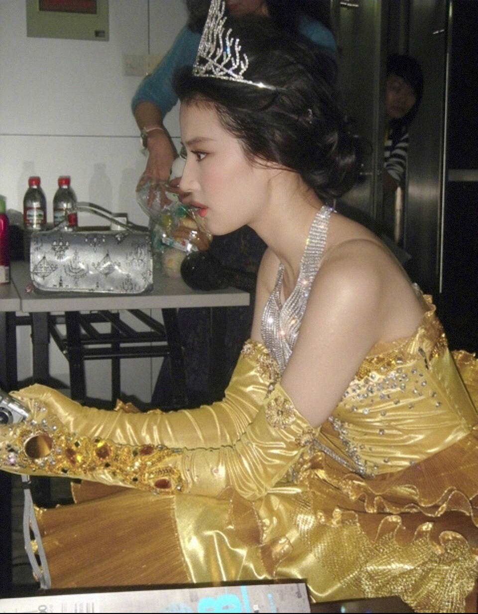 Lưu Diệc Phi đẹp như tiên tử trong hậu trường Kim Ưng 2008 8