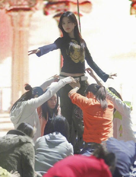 Lưu Diệc Phi mặc thường phục khi tham gia tổng duyệt. Không cần trang điểm cầu kỳ, gương mặt xinh đẹp và thần thái ngút trời của Lưu Diệc Phi đã là một loại thẩm mỹ đỉnh cao.