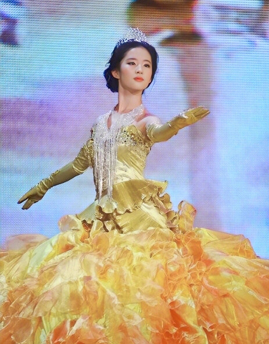 Lưu Diệc Phi trong buổi tổng duyệt năm ấy. Gương mặt thiếu nữ toát lên vẻ trẻ trung, ngời sức sống.