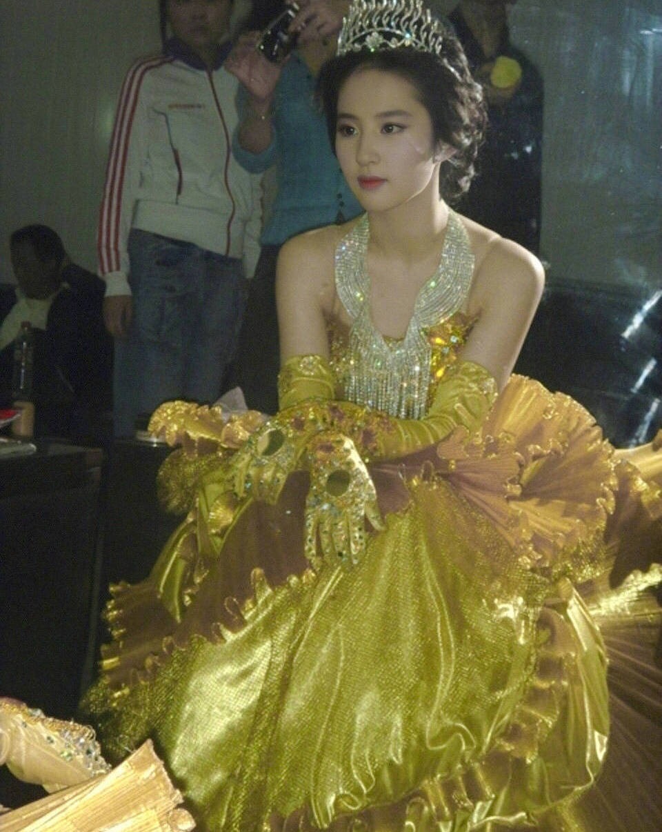 Thần thái của nữ thần Kim Ưng Lưu Diệc Phi trở thành kinh điển. Đến tận bây giờ khi nhìn lại, nhiều CDM đánh giá bộ trang phục năm đó rất xấu nhưng nhờ thần thái của Lưu Diệc Phi mà trở nên kinh diễm, động lòng người.