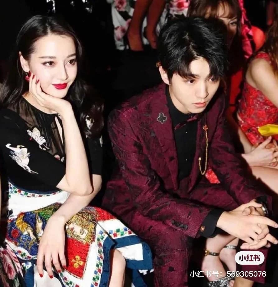 Đâu chỉ ở cạnh Ngô Lỗi mới đẹp, khi ngồi bên Vương Tuấn Khải, Địch Lệ Nhiệt Ba cũng rất ra dáng một bà chị quyền lực. Đây là cặp chị em 'gấp đôi visual' trong truyền thuyết.