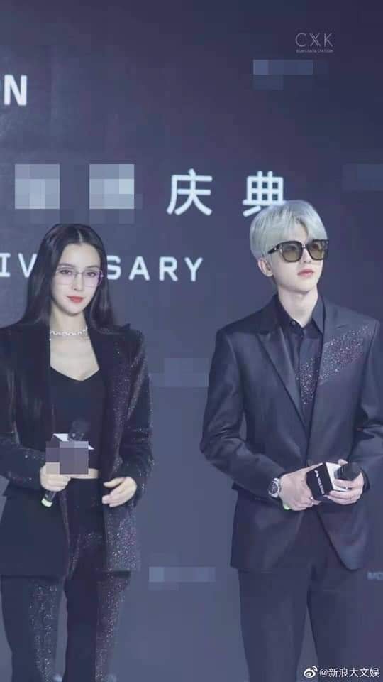 Cặp chị em Angela Baby và Thái Từ Khôn cũng từng nhiều lần sánh bước bên nhau. Lúc thì là cặp đôi 'chị ngã em nâng', lúc thì cực ngầu, bùng cháy kiểu đại tỷ - em út trong gia tộc giàu có.