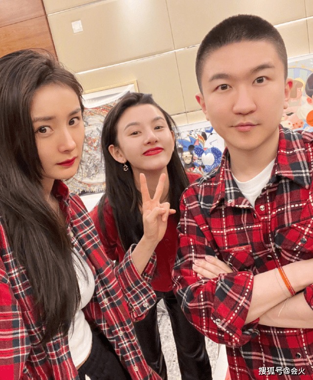 Dương Mịch, Tống Tổ Nhi và Dada Zhang. Dương Mịch, Tống Tổ Nhi và Dada Zhang.