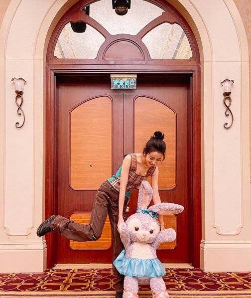 Còn đây là khoảnh khắc tinh nghịch, tràn đầy sức sống của cô nàng bên một chú thỏ bông.