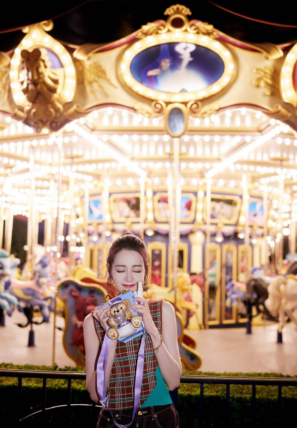 Địch Lệ Nhiệt Ba sở hữu làn da trắng và sáng bóng, các đường nét trên mặt vô cùng hài hòa và tinh tế.