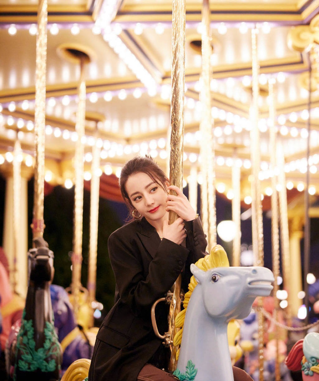 Khi búp bê Tân Cương khoe nhan sắc bên đu quay.