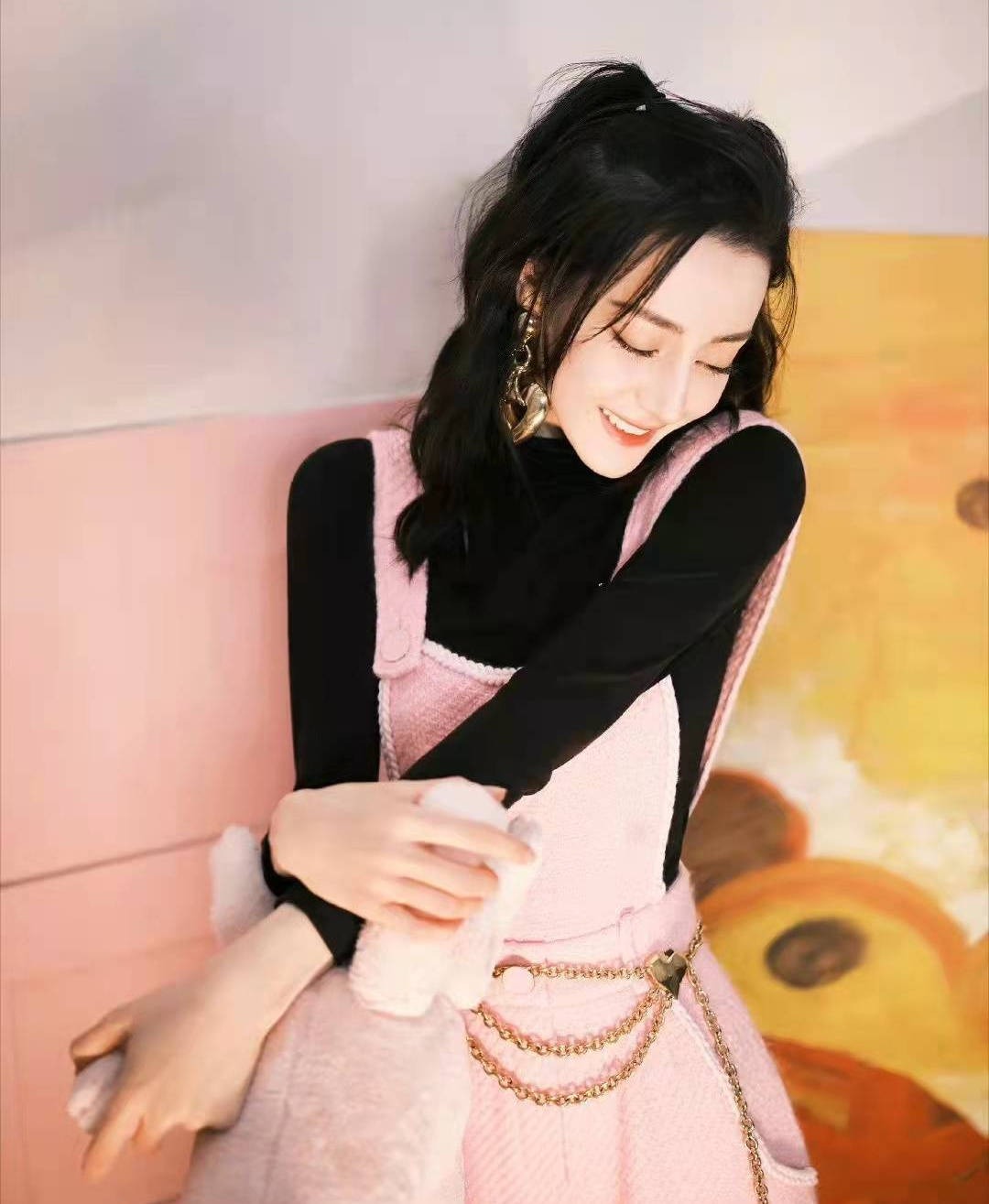 Còn trong bộ yếm hồng này, Địch Lệ Nhiệt Ba lại vô cùng ngọt ngào, nữ tính, trẻ trung, đáng yêu.