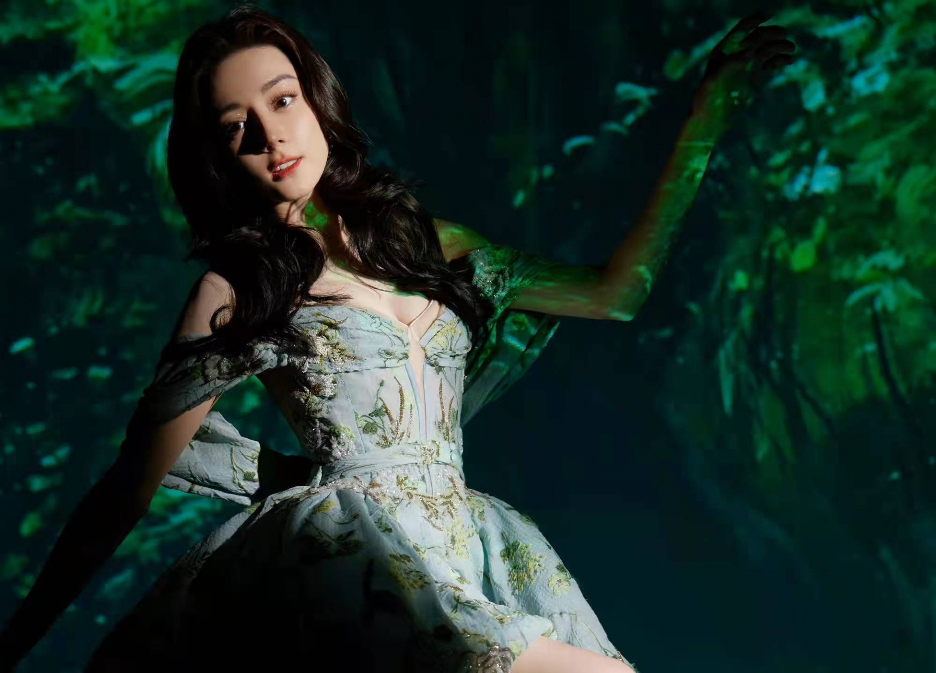 Khi diện một chiếc váy màu xanh ngọc bích, Địch Lệ Nhiệt Ba như một nàng công chúa đầy yêu mị, quyến rũ.