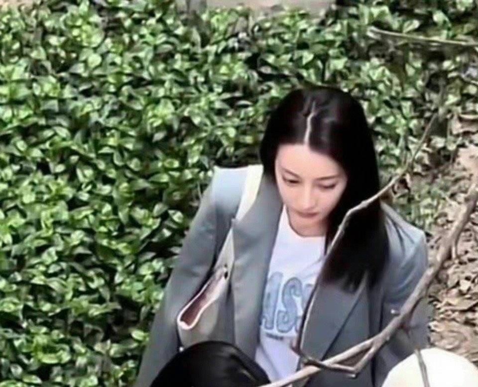 Một bức ảnh khác tuy chất lượng thấp nhưng vẫn không giấu được nhan sắc chất lượng cao của mỹ nhân Tân Cương.