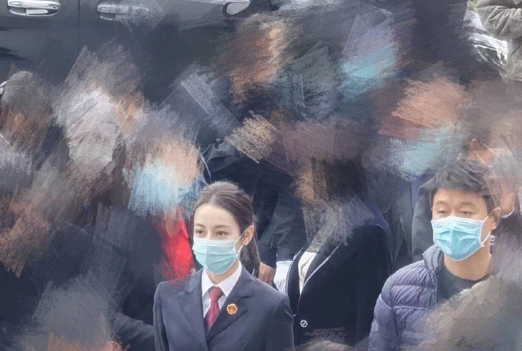 Khoác lên mình bộ vest đặc trưng của ngành công tố, Địch Lệ Nhiệt Ba trông thật quyền lực và quyến rũ. Dù đeo khẩu trang nhưng người hâm mộ vẫn dễ dàng nhận ra nhan sắc bất phàm phía sau. Đôi mắt 2 mí và sống mũi cao thẳng tắp của cô vẫn vô cùng nổi bật.