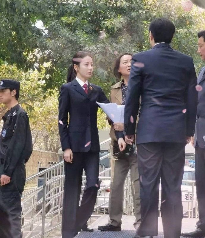 Địch Lệ Nhiệt Ba mặc trang phục trông thật chuyên nghiệp với thế đứng thẳng tắp, khí chất nổi bật. Bức ảnh này tuy chất lượng thấp nhưng gương mặt xinh đẹp đậm chất phương Tây của mỹ nhân Tân Cương lại vô cùng cuốn hút.