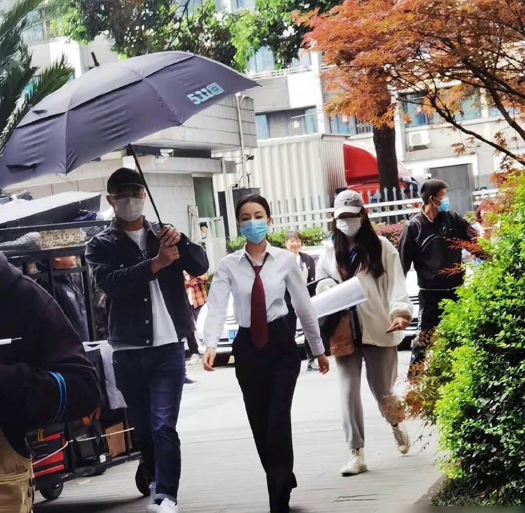 Địch Lệ Nhiệt Ba quyền lực, quyến rũ trong tạo hình công tố viên - Tinmoi.vn