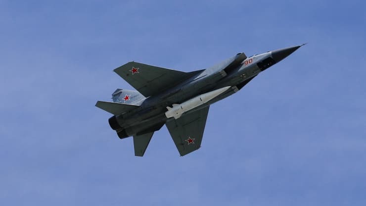 Một máy bay chiến đấu MiG-31K với tên lửa siêu thanh Kinzhal bay trên Quảng trường Đỏ của Moscow trong lễ duyệt binh Ngày Chiến thắng năm 2018. Một máy bay chiến đấu MiG-31K với tên lửa siêu thanh Kinzhal bay trên Quảng trường Đỏ của Moscow trong lễ duyệt binh Ngày Chiến thắng năm 2018.