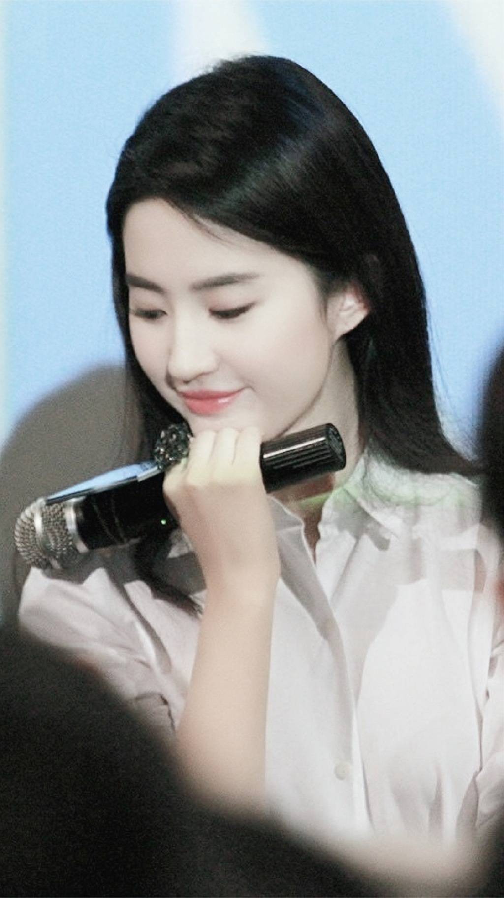 Người đẹp mỉm cười ngọt ngào và toát ra khí chất đỉnh cao