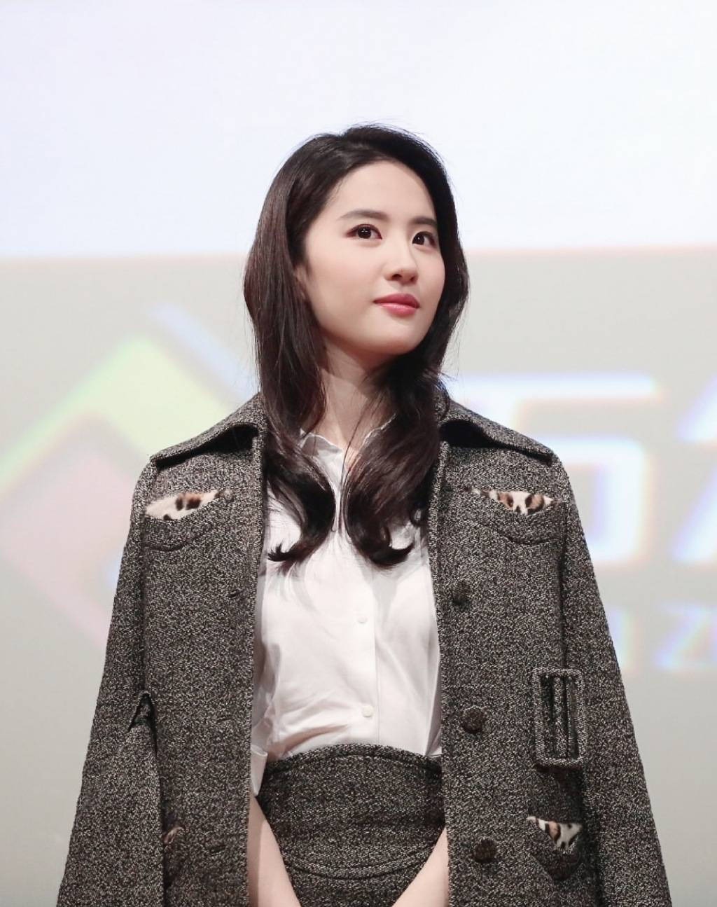 Lưu Diệc Phi để tóc xoăn nhẹ, gu thời trang sang trọng và không kém phần quyến rũ.