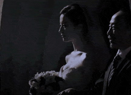 Cần cổ thiên nga ngẩng cao, Lưu Diệc Phi toát ra thần thái xuất sắc trong thời khắc bước vào lễ đường.