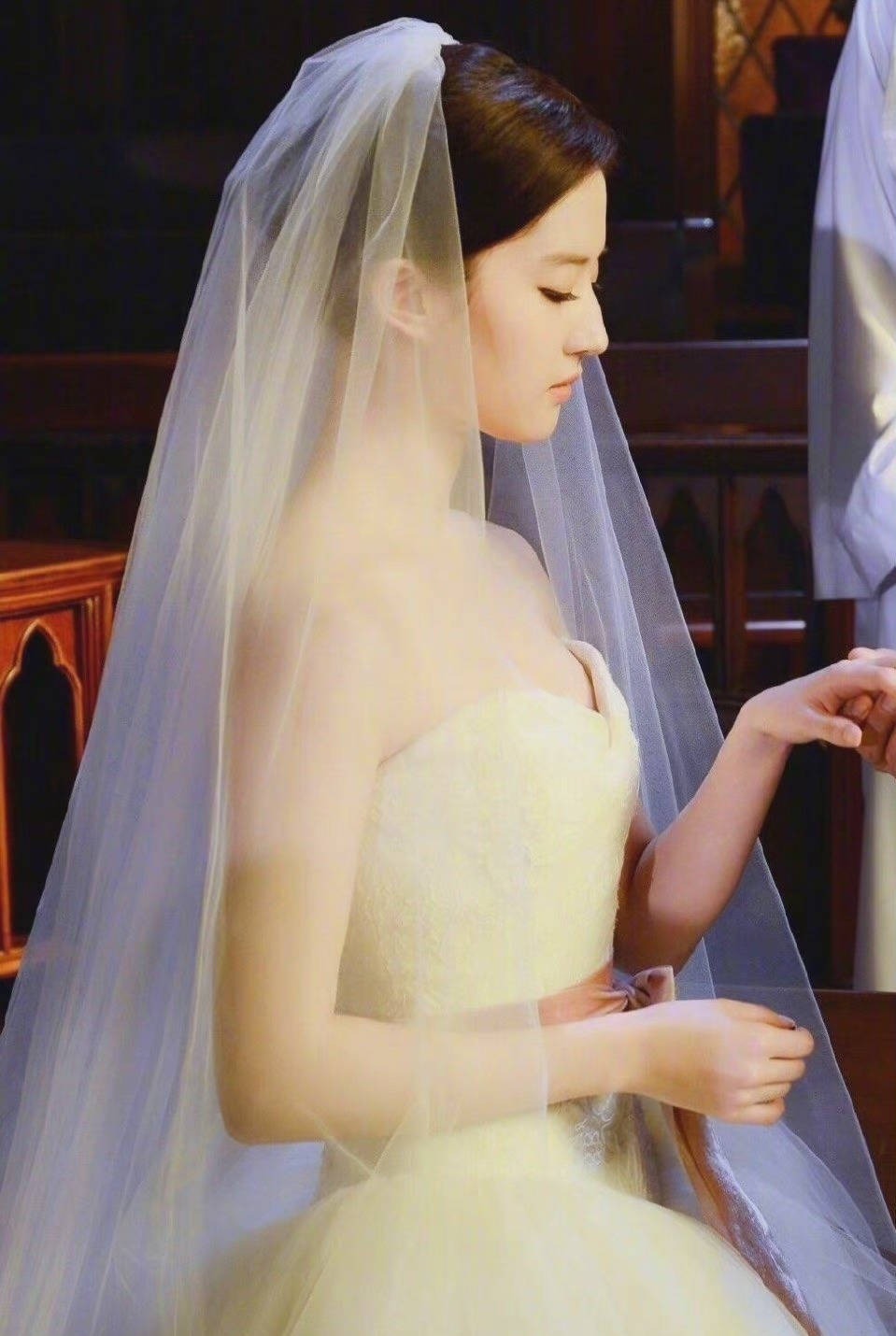 Không cần bới tóc, trang điểm cầu kỳ, cả bộ váy cưới cũng vô cùng giản dị nhưng vẫn tôn lên vẻ đẹp tinh tế và hấp dẫn của cô dâu Lưu Diệc Phi.