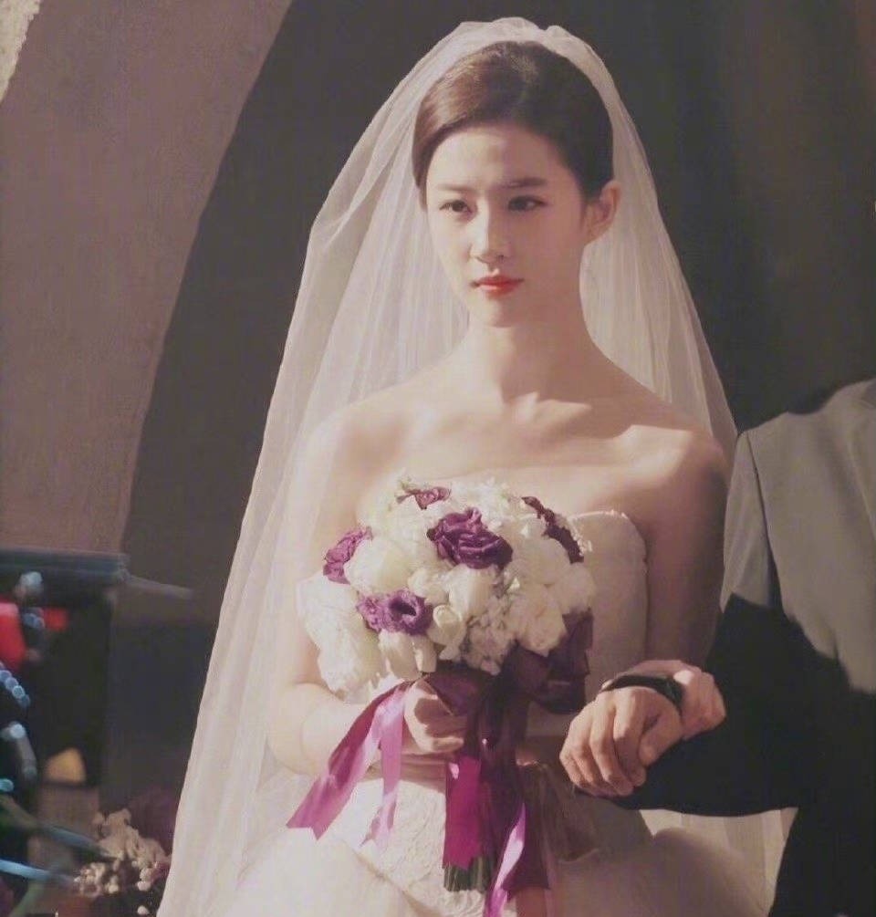 Lưu Diệc Phi sở hữu vẻ đẹp thần tiên, vì vậy, khi khoác lên mình bộ váy cưới trắng tinh khôi, Lưu Diệc Phi cũng mang đậm khí chất của một tiên nữ, vừa nhẹ nhàng, vừa trang nhã, thoát tục.