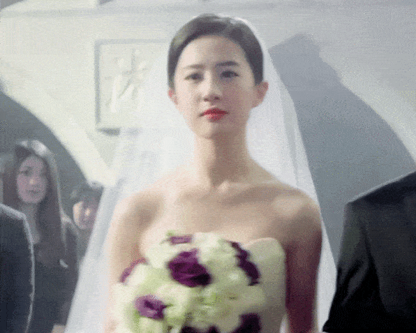 Hình ảnh Lưu Diệc Phi mặc váy cưới, mỉm cười dịu dàng và bước vào lễ đường một cách vững vàng, thanh lịch, ngọt ngào. Đây có lẽ là cảnh tượng mà rất nhiều người hâm mộ của nàng 'Tiểu Long Nữ' đã hình dung ra cho ngày trọng đại của thần tượng.