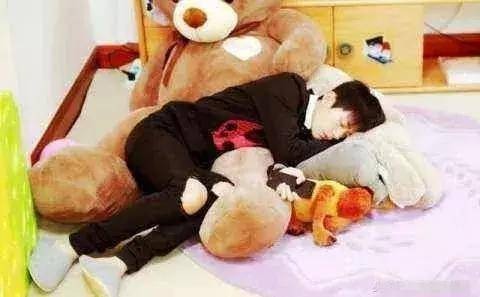 Dịch Dương Thiên Tỉ khi ngủ cũng y chang một em bé dễ thương. Anh ấy cuộn tròn người, vùi trong con gấu bông rất đáng yêu.