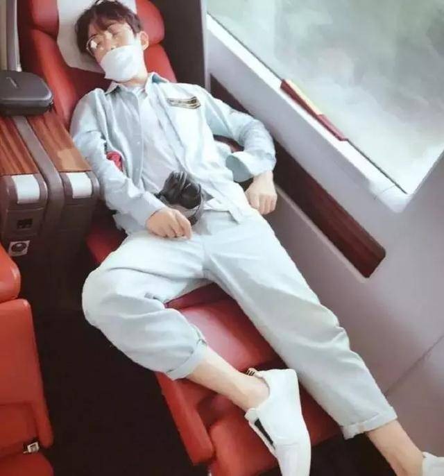 Đôi chân dài miên man của Chu Nhất Long khiến chiếc ghế tàu trở nên nhỏ bé.