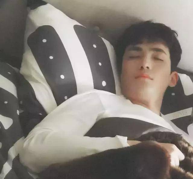 Chu Nhất Long được đánh giá là có tư thế ngủ rất ngoan. Tuy nhiên, nếu trên tàu cao tốc hay máy bay mà cũng ngủ vậy thì thật là mệt.