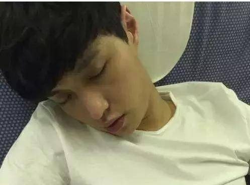 Khi Trương Nghệ Hưng ngủ, anh ấy giống như một chú cừu hiền lành. Tất nhiên, chú cừu ấy cũng vô cùng điển trai, đáng yêu nữa.