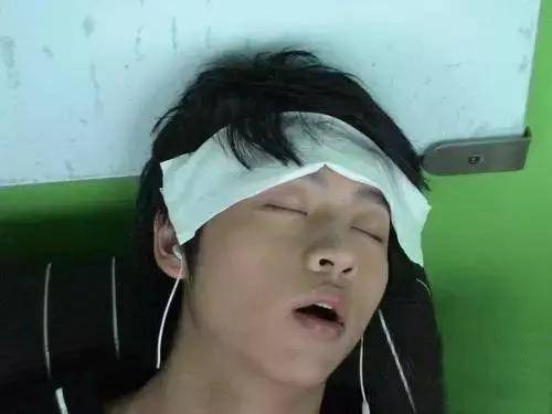 Ngụy Thần có cách ngủ giống Vương Tuấn Khải đó là há hốc miệng. Nhưng ngủ kiểu này xem ra không an toàn lắm, rất dễ bị bạn bè trêu chọc.