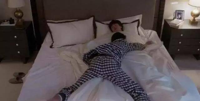 Tuy nhiên, khi có bạn cùng giường, Vương Hạc Đệ lại ngủ như một đứa trẻ.