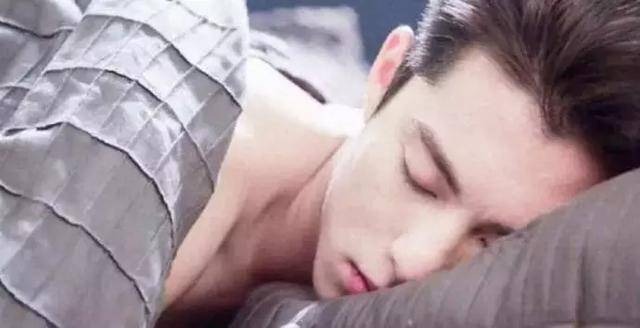 Vương Hạc Đệ có tư thế ngủ đẹp đến phát khóc.