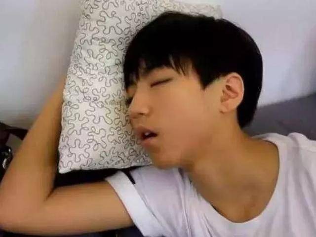 Vương Tuấn Khải mà công chúng thấy bên ngoài là một chàng trai ngoan hiền, điển trai. Tuy nhiên khi ngủ, nam ca sĩ lại há hốc miệng vô cùng đáng yêu như thế này. Và chắc chắn nhiều người trong số chúng ta cũng có tư thế ngủ giống như vậy.