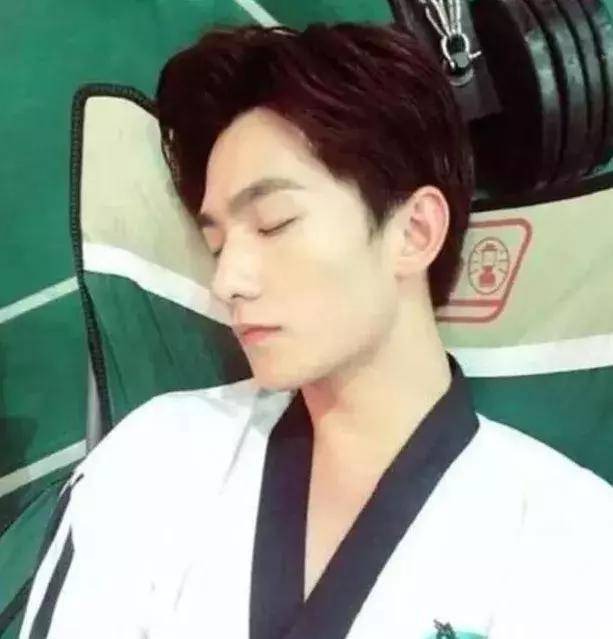 Nếu phải chọn một mỹ nam ngủ say, nhiều người chắc chắn sẽ chọn Dương Dương. Dù trong tư thế say ngủ anh ấy vẫn tỏa ra khí chất nam thần. Mọi góc chụp đều đẹp đến hoàn hảo.