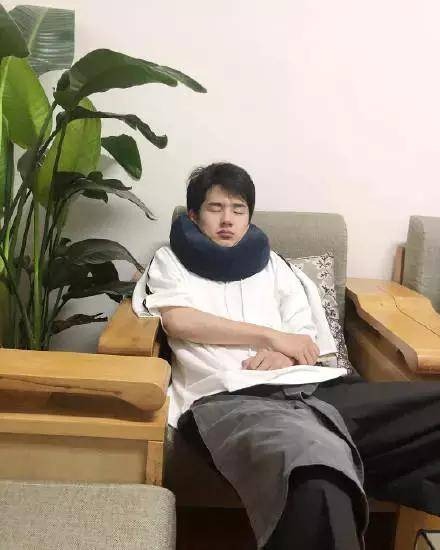 Lưu Hạo Nhiên có tư thế ngủ trầm mặc và hơi nữ tính.