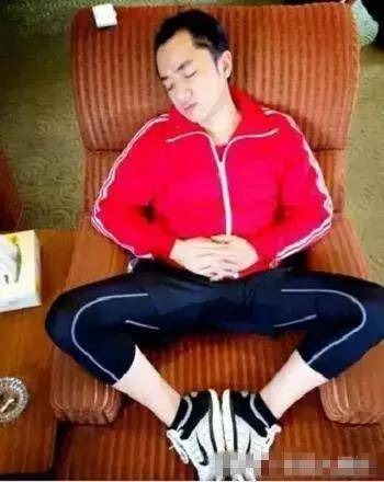 Vương Tổ Lam có thế ngủ vô cùng hài hước bởi anh ấy chắp tay, cau mặt và banh 2 chân ra. Với nhiều người thì đây là một tư thế ngủ khó và không hiểu sao nam diễn viên lại làm được như vậy.