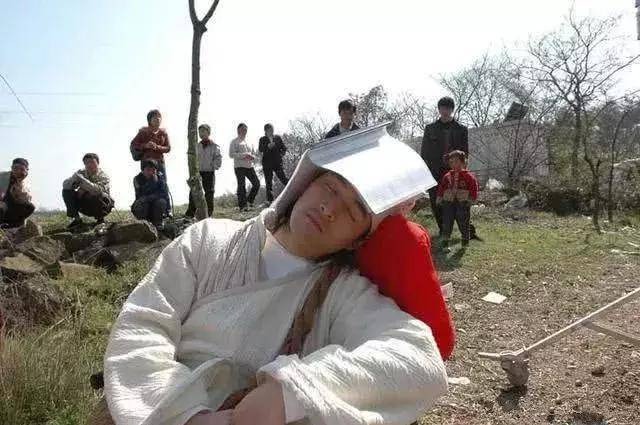 Hồ Ca cũng là một nam diễn viên tài năng và chăm chỉ của Cbiz nhưng 2 năm gần đây anh bắt đầu nghỉ ngơi. khi hoạt động trên phim trường liên tục, Hồ Ca thường tranh thủ ngủ để lại sức. Có lần anh đã nằm ngủ dưới ánh nắng mặt trời, chỉ dùng một cuốn sách che lên mặt. Tư thế ngủ của anh ấy cũng khá ngoan và dễ thương.