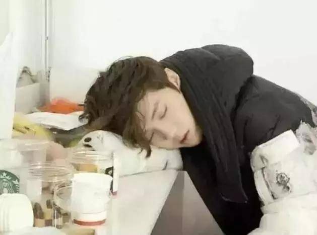 Tư thế ngủ của Lộc Hàm thì rất phổ biến với những học sinh từng ngủ trên lớp. Rất nhiều nghệ sĩ có thói quen ngủ úp mặt kiểu này bởi họ thường tranh thủ chợp mắt ở mọi nơi, không có thời gian quay lại giường.