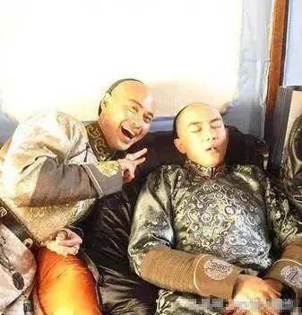 Lâm Canh Tân từng bị đồng nghiệp chụp trộm khoảnh khắc ngủ xấu xí của mình. Với tư thế này, Lâm Cẩu trông rất già. Do không khép miệng lại nên anh đã bị mọi người nhét đồ ăn vào để chụp ảnh.